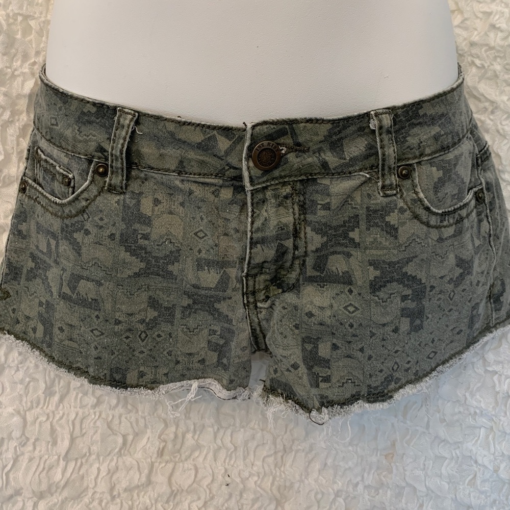 1ST KISS green camo tribal shorts size 5
